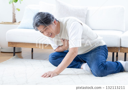 中年男子胸口疼痛 中年男子胸口疼痛 132113211