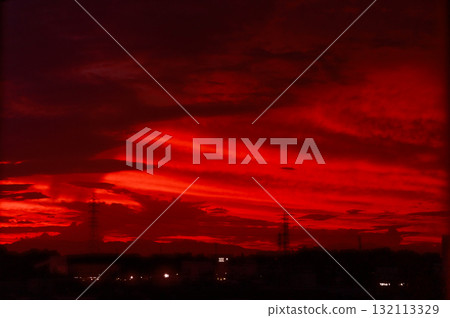 戲劇性的紅色日落天空 132113329
