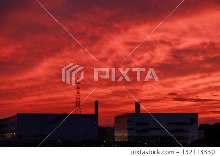 戲劇性的紅色日落天空 132113330