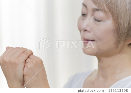 老年婦女塗抹乳霜來擦乾手和手指 132113598
