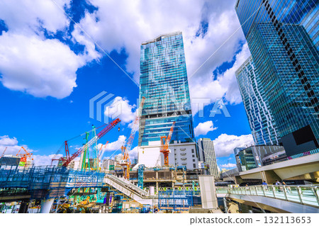 10月17日，日本東京城市景觀。履帶起重機等大型重型機械排列整齊…圓柱形結構…=澀谷 132113653