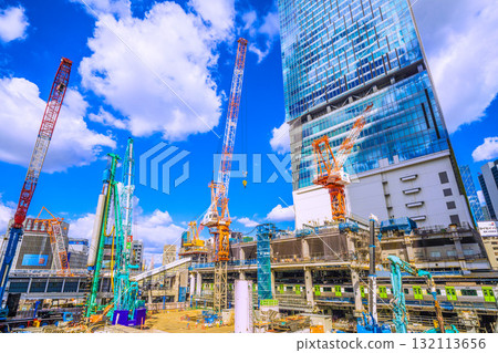 10月17日，日本東京城市景觀。履帶起重機等大型重型機械排列整齊…圓柱形結構…=澀谷 132113656