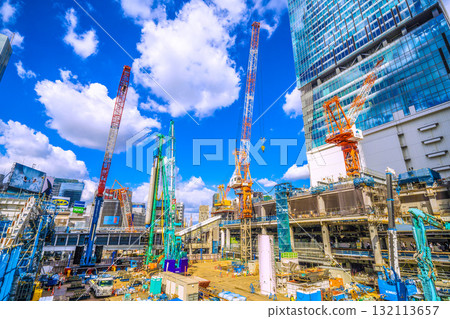 10月17日，日本東京城市景觀。履帶起重機等大型重型機械排列整齊…圓柱形結構…=澀谷 132113657