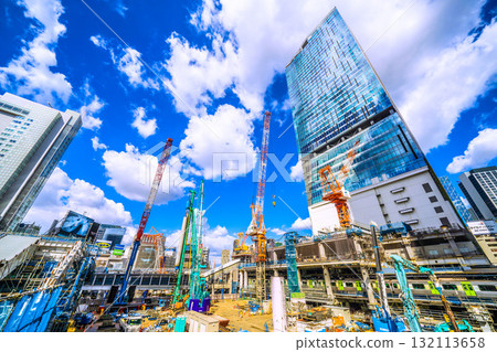 10月17日，日本東京城市景觀。履帶起重機等大型重型機械排列整齊…圓柱形結構…=澀谷 132113658