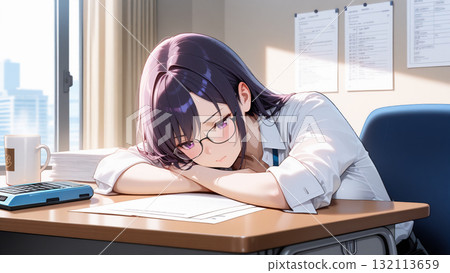 一位女職員被一堆文件包圍，不知所措 132113659