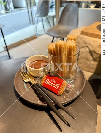 咖啡館裡的印度奶茶和西班牙油條 咖啡館裡的印度奶茶和西班牙油條 132113710