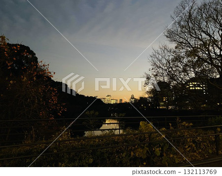 夕陽照亮的河流 132113769