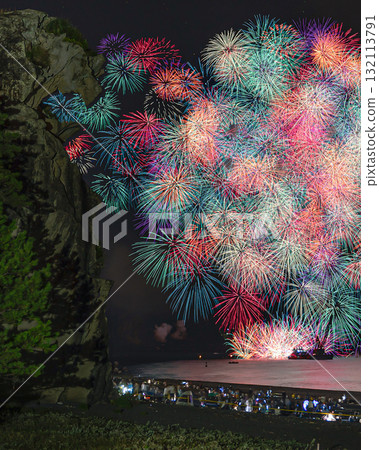 熊野煙火大會的獅子山和夜空中的一千朵煙火 熊野煙火大會的獅子山和夜空中的一千朵煙火 132113791