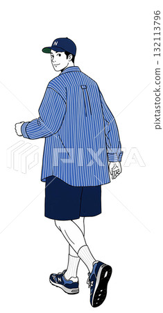 一名身穿條紋襯衫和短褲的男子 132113796