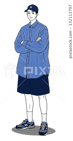 一名身穿條紋襯衫和短褲的男子 132113797