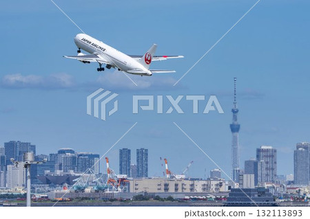 羽田機場、飛機起飛和東京大田區東京晴空塔的風景 羽田機場、飛機起飛和東京大田區東京晴空塔的風景 132113893