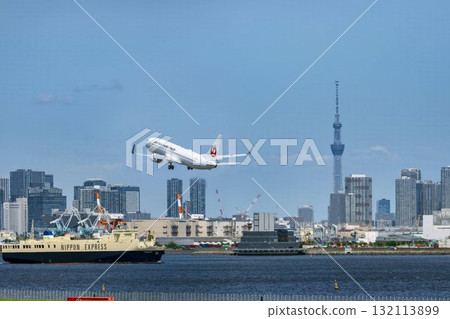 羽田機場、飛機起飛和東京大田區東京晴空塔的風景 132113899