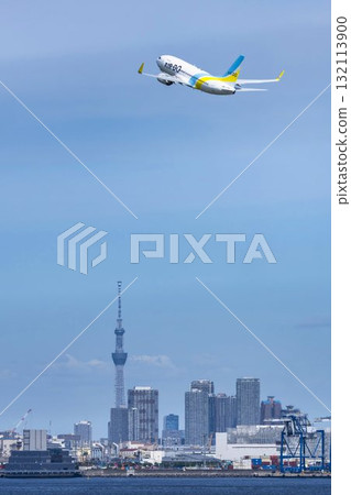 羽田機場、飛機起飛和東京大田區東京晴空塔的風景 132113900