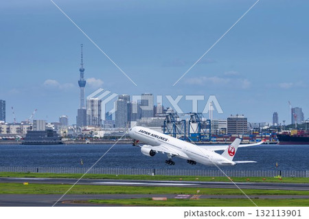 羽田機場、飛機起飛和東京大田區東京晴空塔的風景 132113901