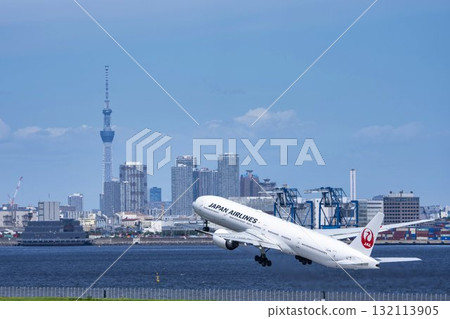 羽田機場、飛機起飛和東京大田區東京晴空塔的風景 羽田機場、飛機起飛和東京大田區東京晴空塔的風景 132113905