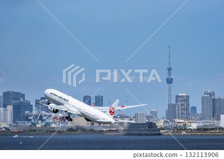 羽田機場、飛機起飛和東京大田區東京晴空塔的風景 132113906