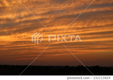 美麗的夕陽天空 秋天的河床 渡良瀨 132113924