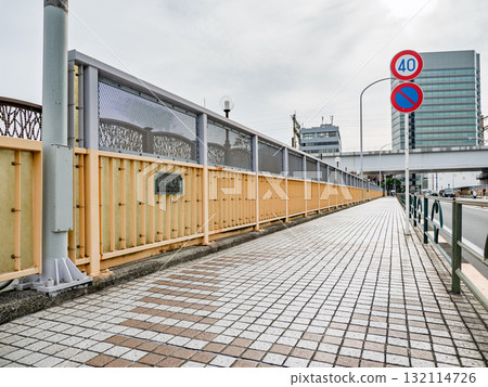 橫跨鐵路的新田端橋的人行道和銘牌（東京都北區） 132114726