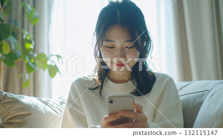 操作智能手機的女人 132115147