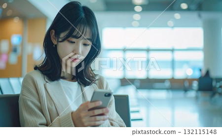 操作智能手機的女人 132115148