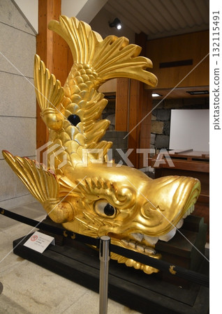 展出的金鯱(愛知縣名古屋市名古屋城) 展出的金鯱(愛知縣名古屋市名古屋城) 132115491