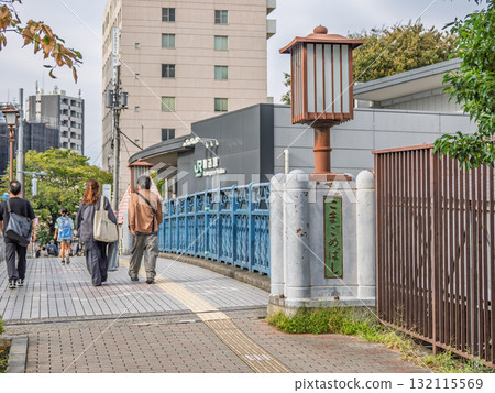 The main pillar and nameplate of Komagome Bridge, which crosses the railway tracks (Toshima Ward, Tokyo) 132115569