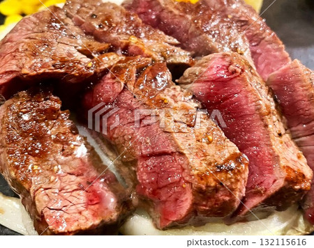 1 片熱騰騰、多汁的牛裡肌牛排 1 片熱騰騰、多汁的牛裡肌牛排 132115616