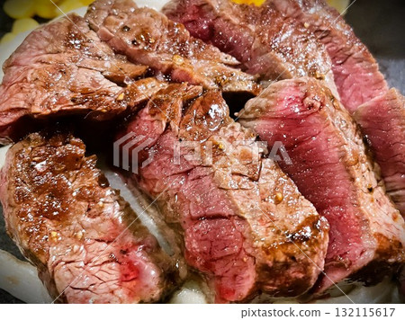 2片熱騰騰、多汁的牛裡肌牛排 132115617