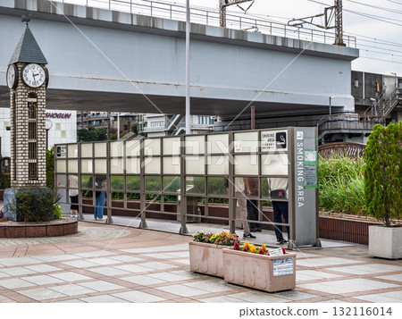 人們在室外公共吸煙區吸煙 132116014