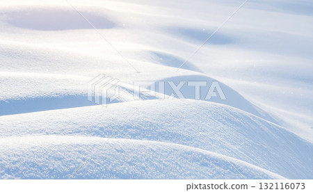 雪紋理背景：大自然創造的美麗雪層和形狀像冬季或滑雪坡的新鮮雪紋 132116073