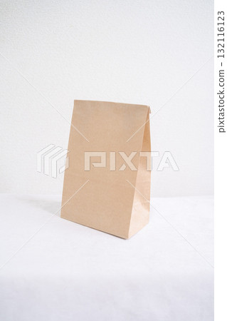 Takeout paper bag (white background, copy space) Takeout paper bag (white background, copy space) 132116123