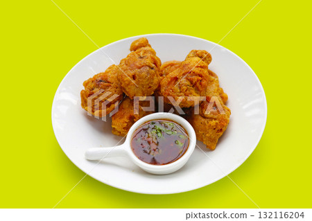 Crispy fried chicken drumettes served with sweet chili dipping sauce 132116204