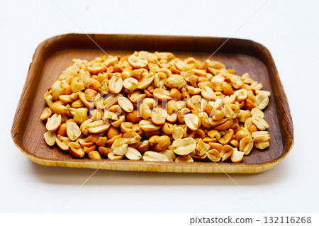 Roasted peanuts for snacking, or used as toppings for various dishes. 132116268