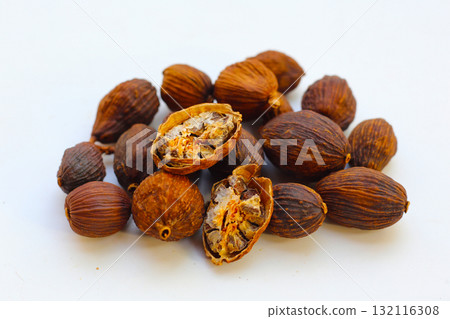 Dried Black Cardamom or Greater Cardamom 132116308