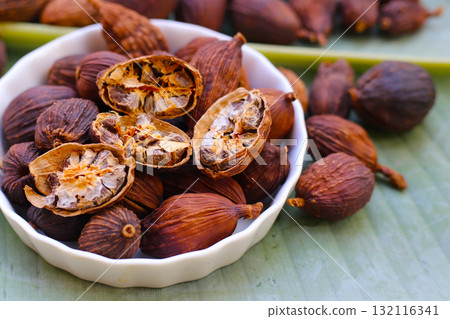 Dried Black Cardamom or Greater Cardamom Dried Black Cardamom or Greater Cardamom 132116341