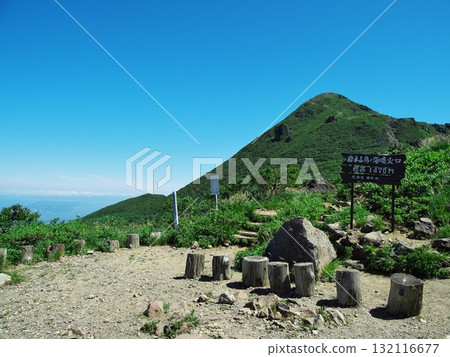 夏季的岩木山:從九合目鳥之海眺望山頂 夏季的岩木山:從九合目鳥之海眺望山頂 132116677