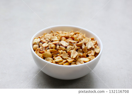 Roasted peanuts for snacking, or used as toppings for various dishes. 132116708