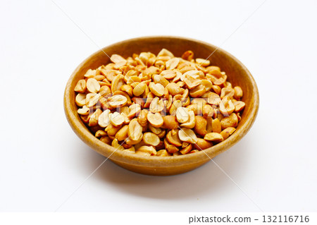 Roasted peanuts for snacking, or used as toppings for various dishes. 132116716