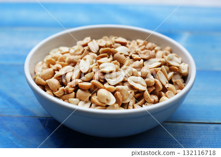 Roasted peanuts for snacking, or used as toppings for various dishes. Roasted peanuts for snacking, or used as toppings for various dishes. 132116718