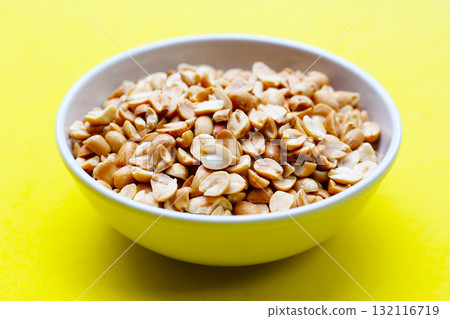 Roasted peanuts for snacking, or used as toppings for various dishes. Roasted peanuts for snacking, or used as toppings for various dishes. 132116719