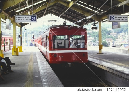 京急，舊 600 系列 613-616 + 605-608，第 1435 列車，京濱久里濱，1982 年 6 月 5 日 132116952