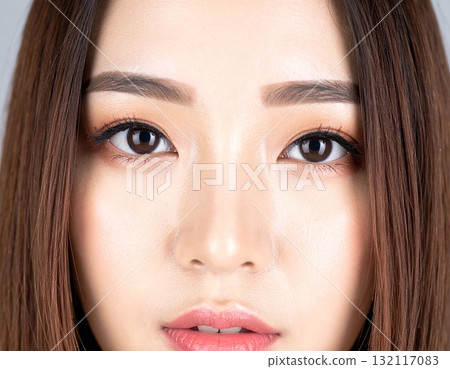 一位化了高光眼妝的女性的特寫 一位化了高光眼妝的女性的特寫 132117083