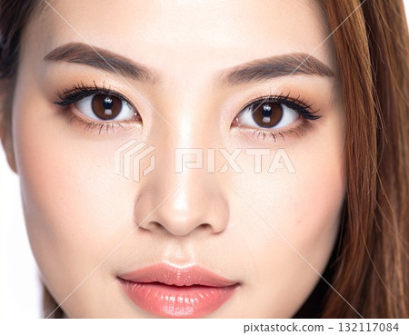 一位化了高光眼妝的女性的特寫 一位化了高光眼妝的女性的特寫 132117084