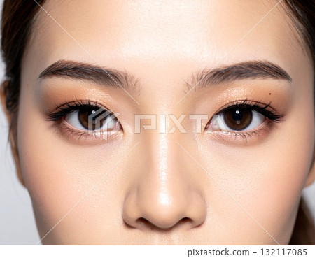 一位化了高光眼妝的女性的特寫 一位化了高光眼妝的女性的特寫 132117085
