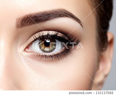 一位化了高光眼妝的女性的特寫 一位化了高光眼妝的女性的特寫 132117088