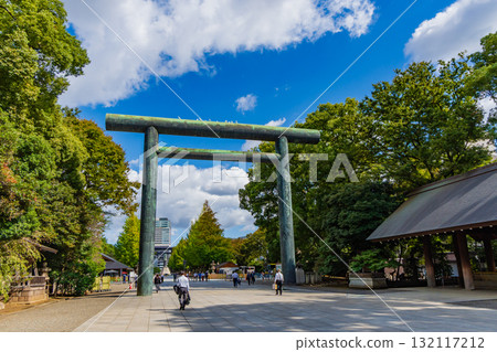 東京:從靖國神社第一鳥居眺望九段下 東京:從靖國神社第一鳥居眺望九段下 132117212