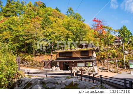 秋季的白骨溫泉觀光資訊中心（長野縣松本市） 132117318