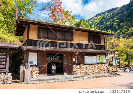 秋季的白骨溫泉觀光資訊中心（長野縣松本市） 132117319