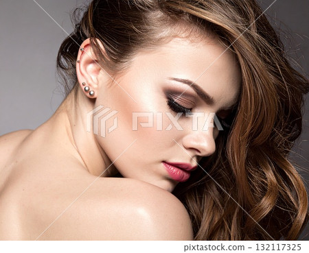 特寫鏡頭，顯示一個看起來乾淨的女人的耳朵和裸露的皮膚。特寫鏡頭，顯示一個看起來乾淨的女人的耳朵和裸露的皮膚。 132117325