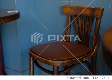 Retro chairs in a cafe 132117397